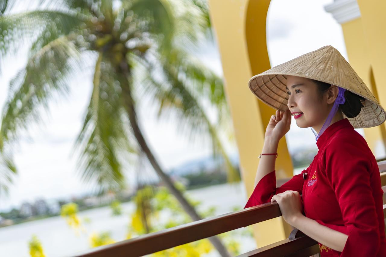 Little Riverside Hoi An . A Luxury Hotel & Spa Exterior foto A Vietnamese woman wearing a non la
