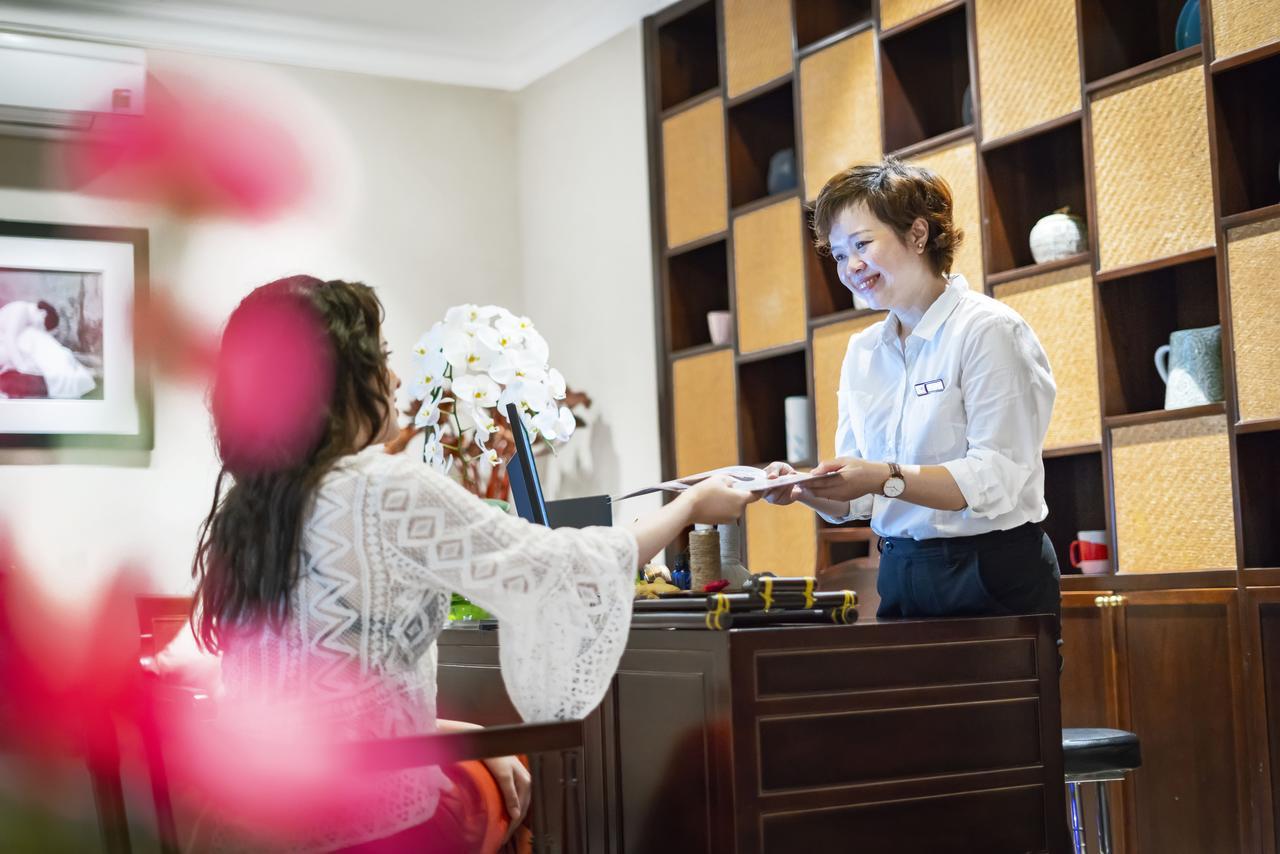 Little Riverside Hoi An . A Luxury Hotel & Spa Exterior foto A guest checking in at the hotel