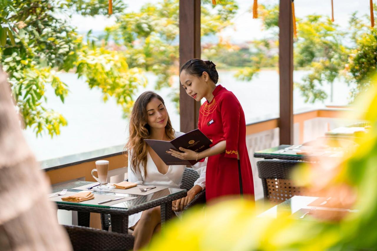 Little Riverside Hoi An . A Luxury Hotel & Spa Exterior foto A Vietnamese waitress serving a guest
