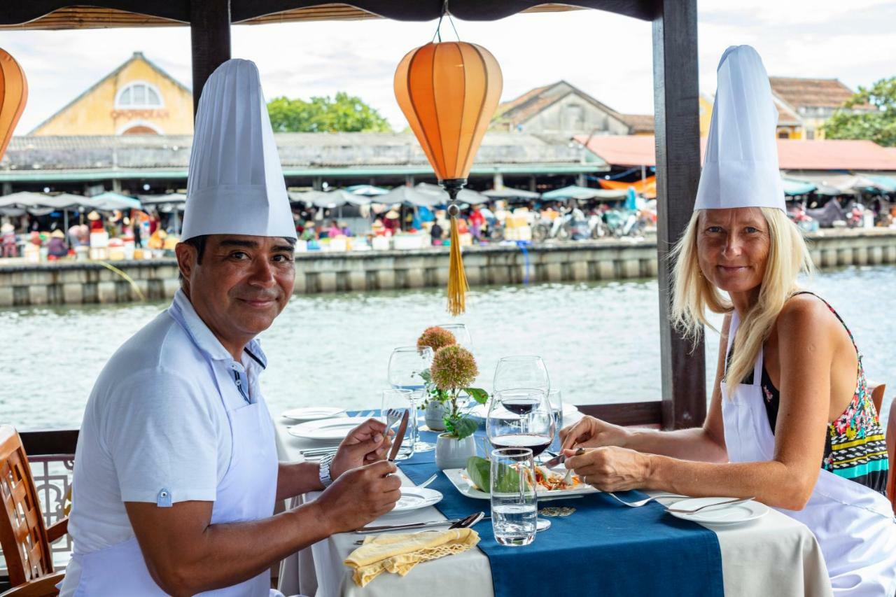 Little Riverside Hoi An . A Luxury Hotel & Spa Exterior foto A floating restaurant in Vietnam
